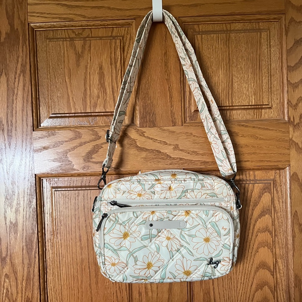 Lug Carousel XL SE Sage Daisies NWOT